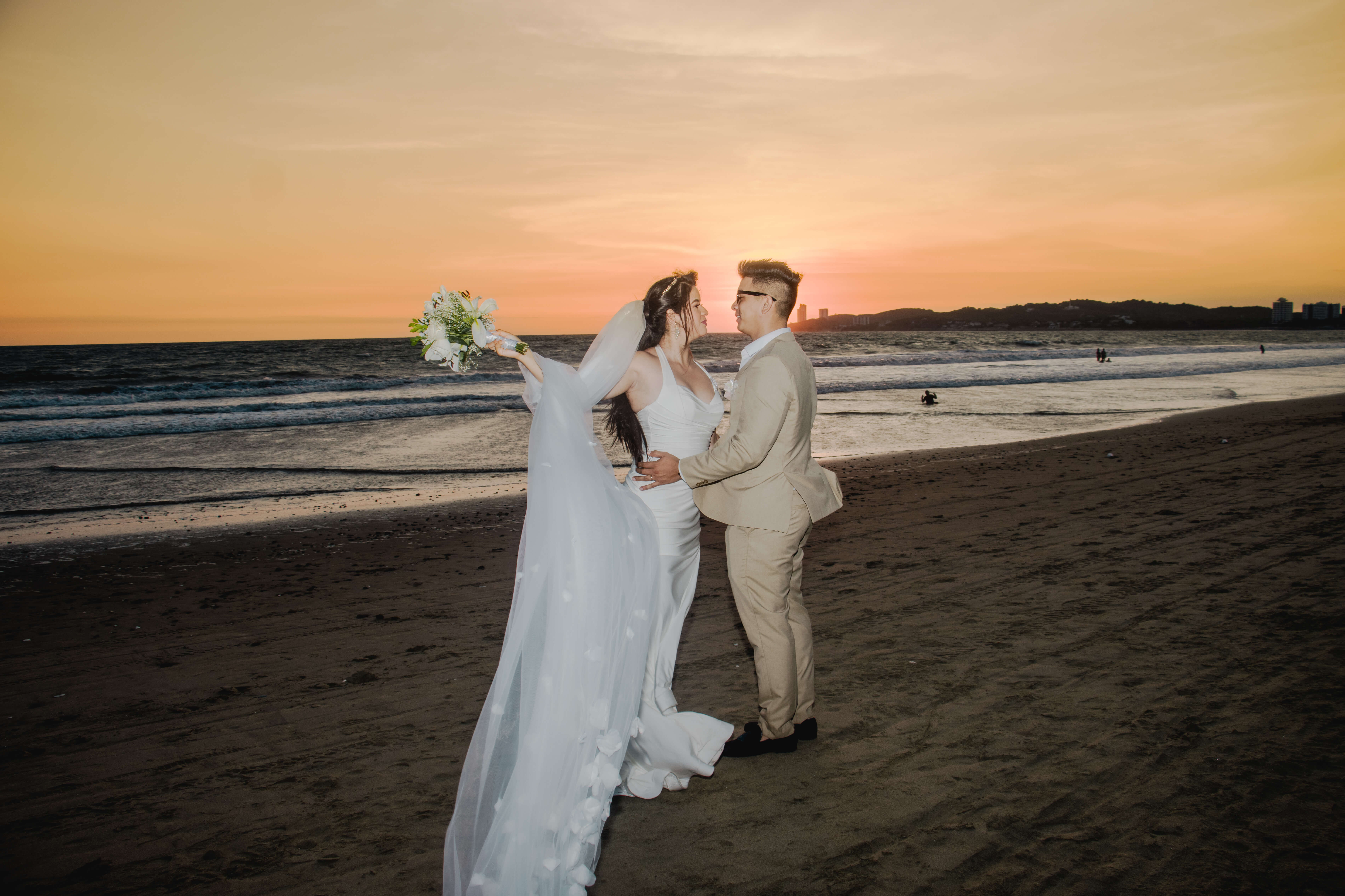 Una celebración romántica frente a la playa de General Villamil, donde el amor y la felicidad son el centro de atención.